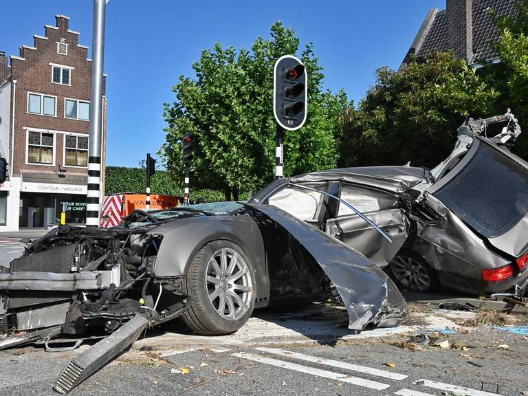 De volledig verwoeste auto na de crash op de Ringbaan Noord in Tilburg (foto: Toby de Kort/SQ Vision).