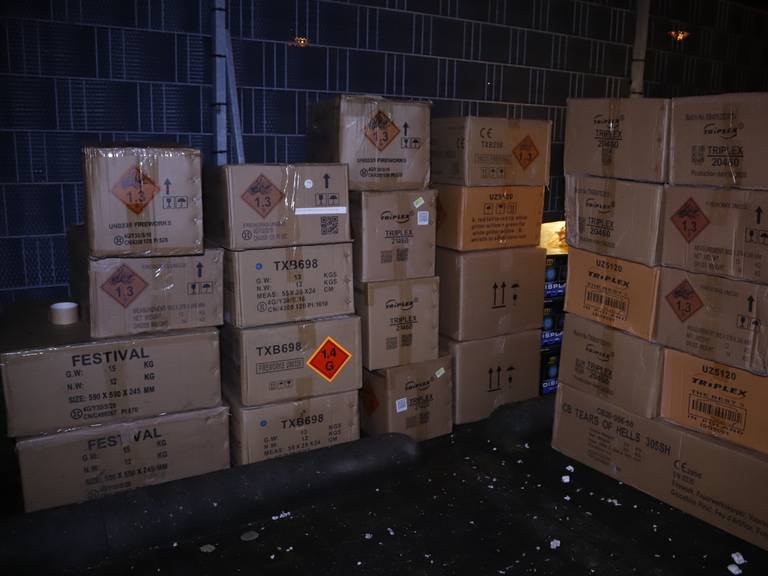Ruim 1100 kilo illegaal vuurwerk gevonden in een bestelbus in Cuijk