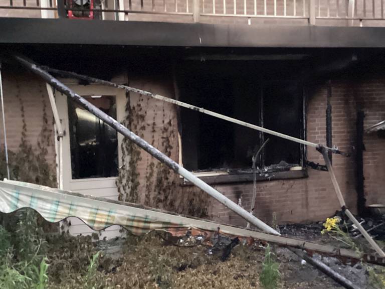 Een appartement van het blok in Waalwijk brandde volledig uit (foto: Veiligheidsregio MWB).