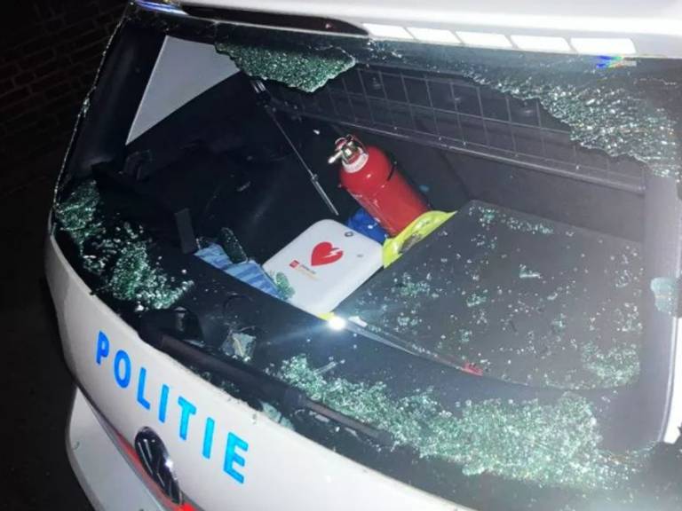 Ruit van politieauto vernield (foto: wijkagent Maarten Stet/Instagram)