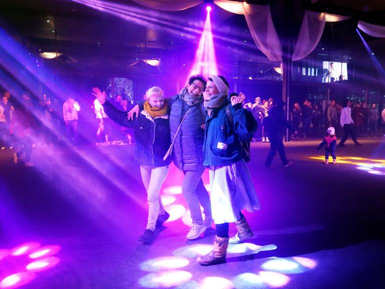 Uitgelaten dansen met de lichtinstallatie Ballroom. Foto: Bart van Overbeeke.