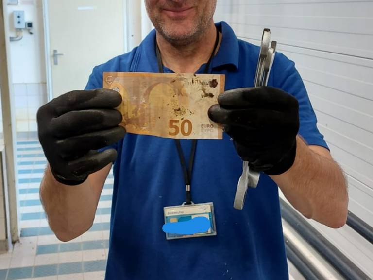 Een medewerker viste 50 euro uit de waterzuiveringsinstallatie (foto: Waterschap De Dommel) 