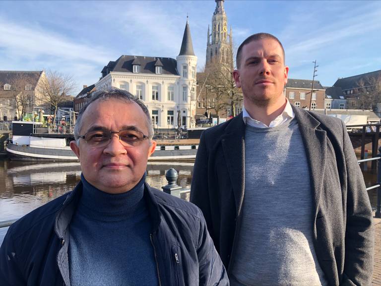 Dogan Sari en Tim van Waes bij de taxistandplaats in de Bredase binnenstad.