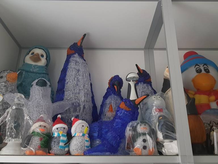 Een kijkje in de pinguïnverzameling van Mary (foto: Benno van Vugt)