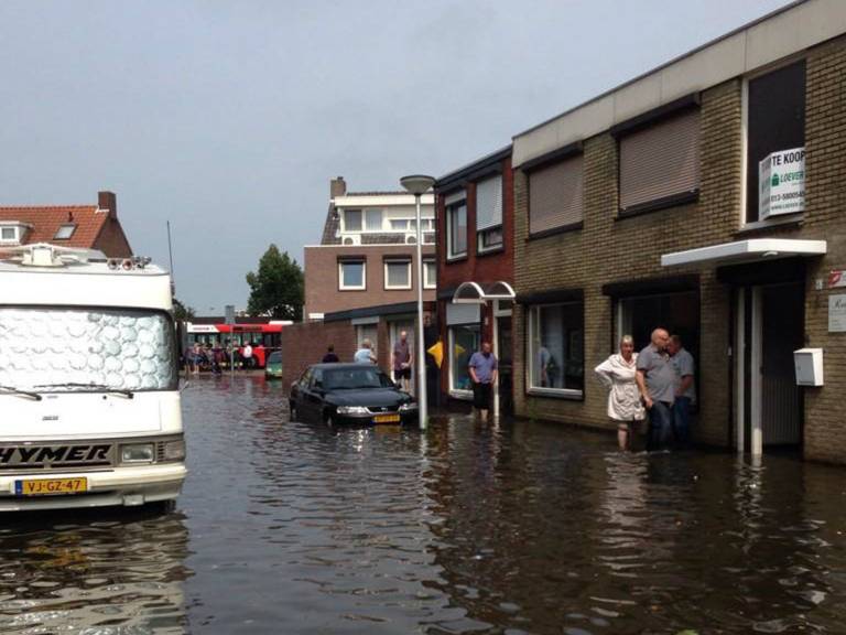 De overstroomde Kapelstraat in Tilburg (Foto: Rob van Kaathoven)