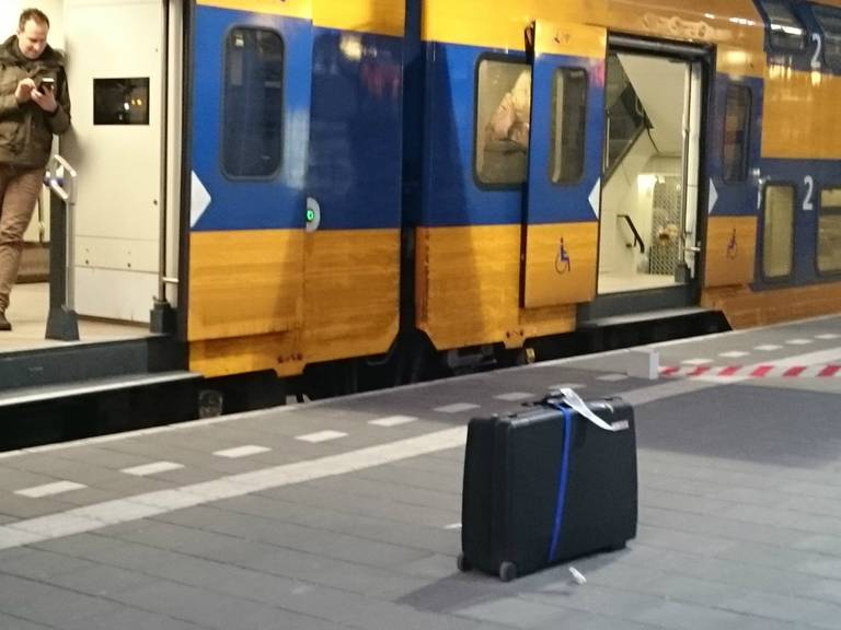 Er stond een achtergelaten koffer op het perron op station Eindhoven. (Foto: Rick Denissen / Stuve Fotografie)