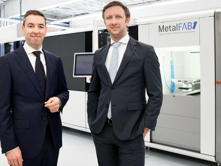 Directeur Daan Kersten (links) naast een 3D-metaalprinter. (Foto: © Additive Industries/Bart van Overbeeke)Directeur Daan Kersten (links) naast de printer. (Foto: Additive Industries/Bart van Overbeeke)