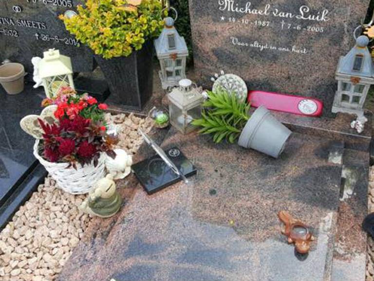 Er zit kaarsvet op het graf en spullen zijn omgegooid. (Foto: Facebook Eveline van Luik)