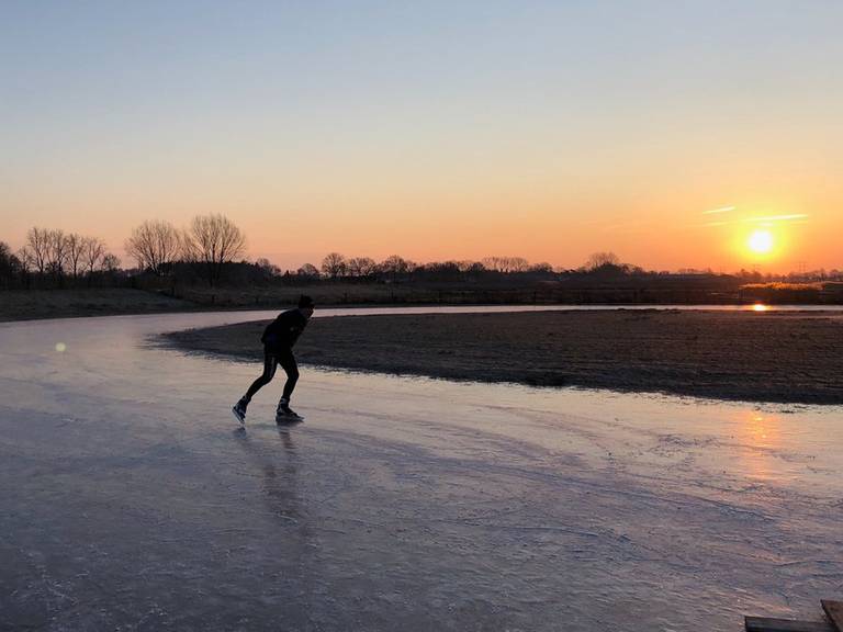 Bij schaatsclub De Vennen in Moergestel begonnen de eerste schaatsliefhebbers woensdagochtend met een rondje op natuurijs.