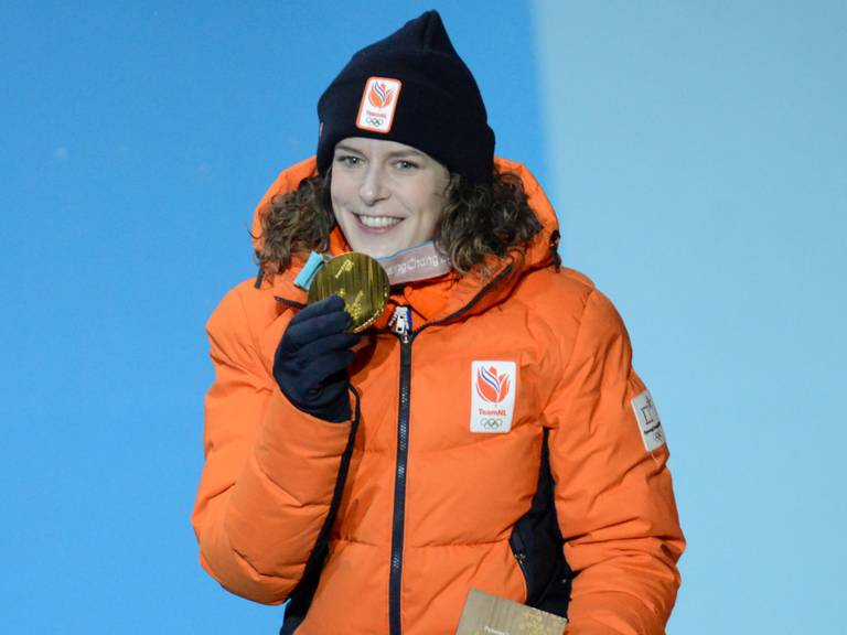 Ireen Wüst met haar vijfde gouden medaille (foto: VI Images).
