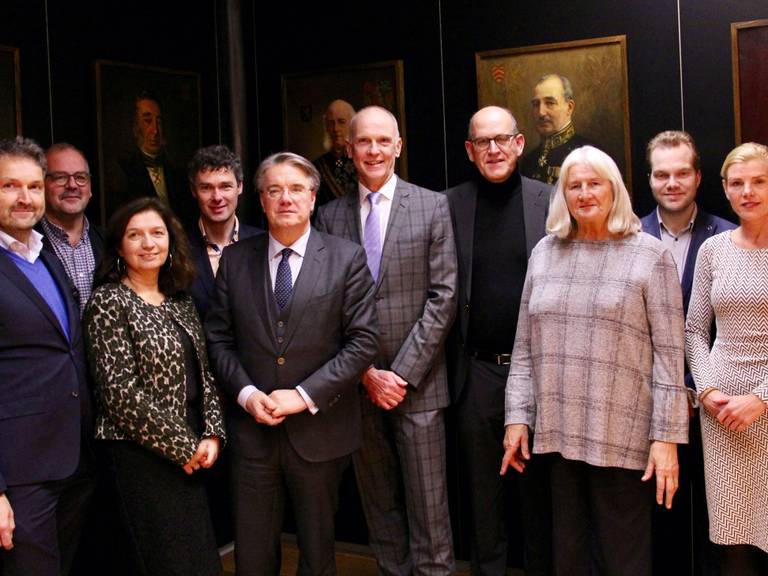 Commissaris van de Koning Wim van de Donk (5e van links) en waarnemend burgemeester Marcel Fränzel (6e van links) met de raadsleden van het nieuwe Altena