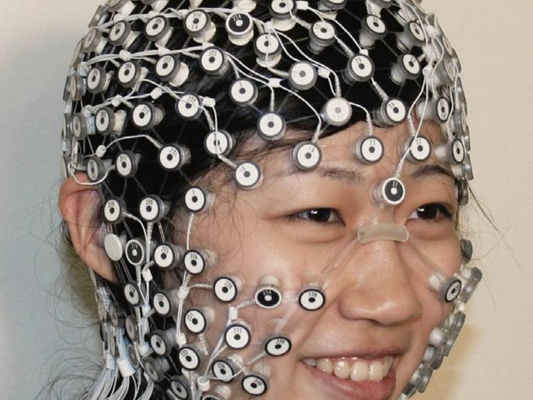 Een patiënt met elektrodes op het hoofd