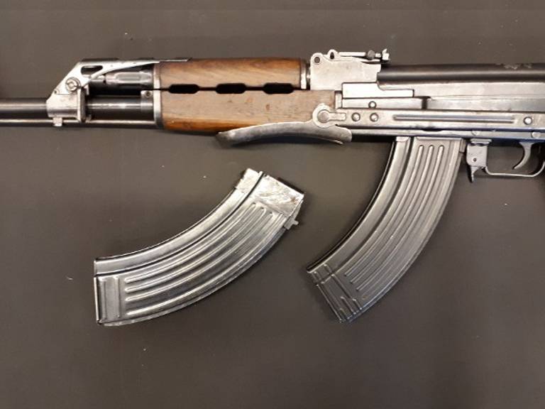 Het betreffende geweer, een AK-47. (Foto: politie)