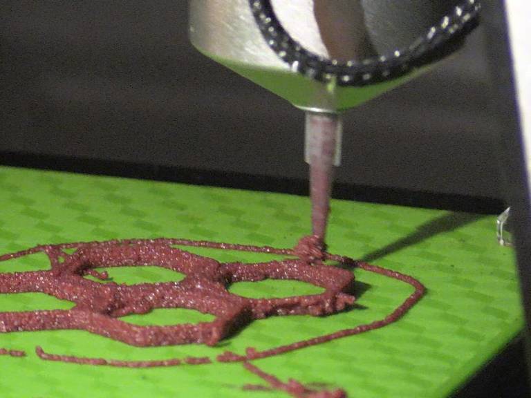 De 3D printer maakt van oud brood en bietjes een culinair hapje