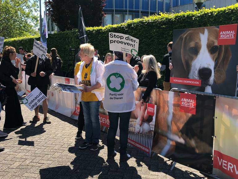 Activisten protesteren in Den Bosch tegen dierproeven. (Foto: Rogier van Son).