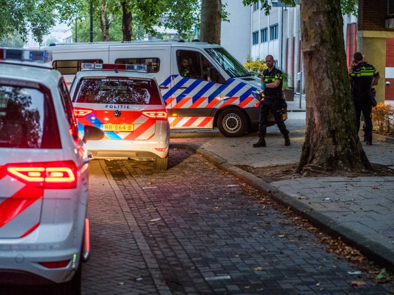 De politie doet onderzoek na de steekpartij op de Kruisstraat in Eindhoven. (Foto: Sem van Rijssel/SQ Vision)