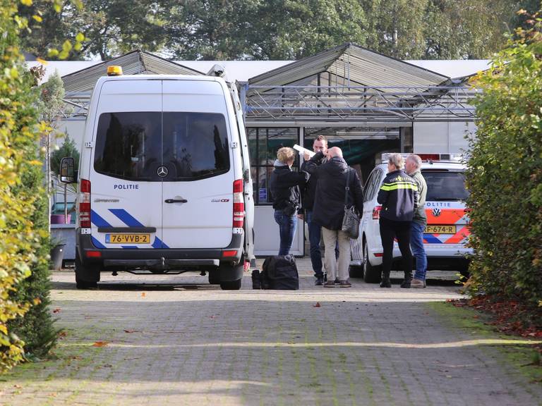 De politie doet onderzoek op het terrein in Den Dungen. (Foto: Bart Meesters)