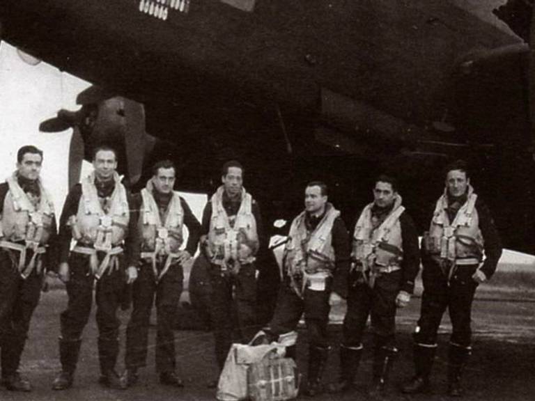 De bemanning van Maurice Bordier bij de Halifax, Maurice is de tweede van links
