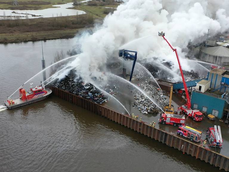 Bij recyclebedrijf AVI aan de Rietveldenweg in Den Bosch woedde dinsdag de hele dag een enorme brand.