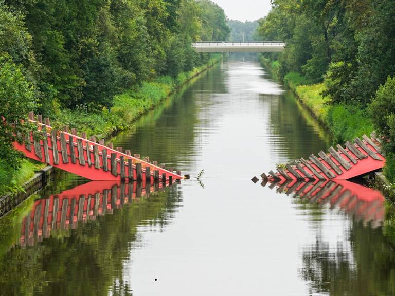 Faunabrug ingestort door zware regenval en ligt in twee stukken in kanaal