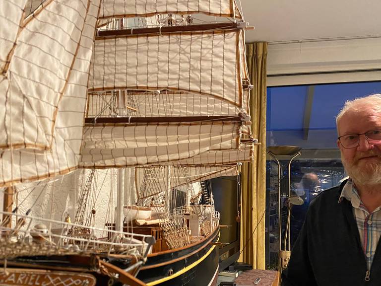 Pieter Hendriks met een van zijn modelboten