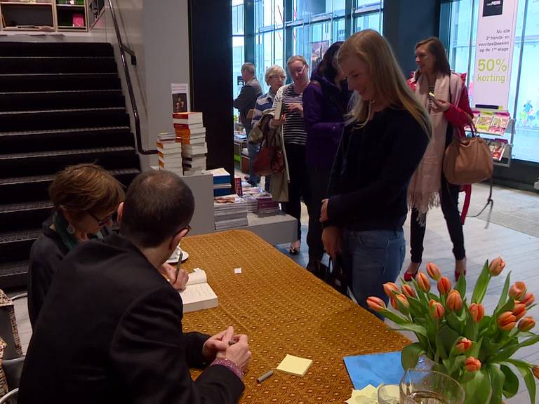 Nicci French signeert in boekhandel Eindhoven
