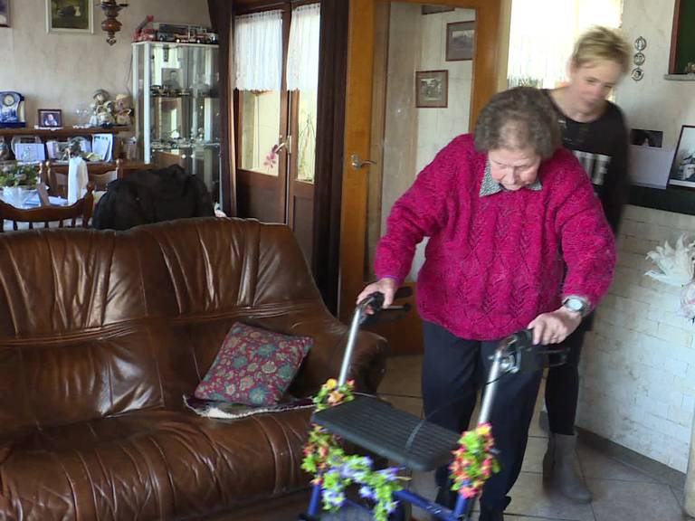 Corrie (82) uit Zundert krijgt bezoek van een vrijwilliger: voor de gezelligheid