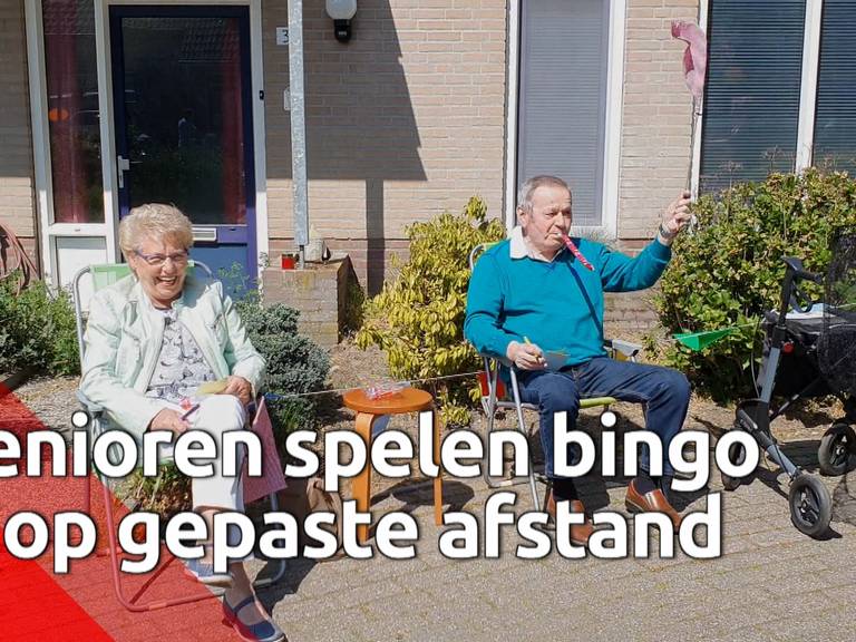 Senioren spelen een potje bingo in hun eigen hofje