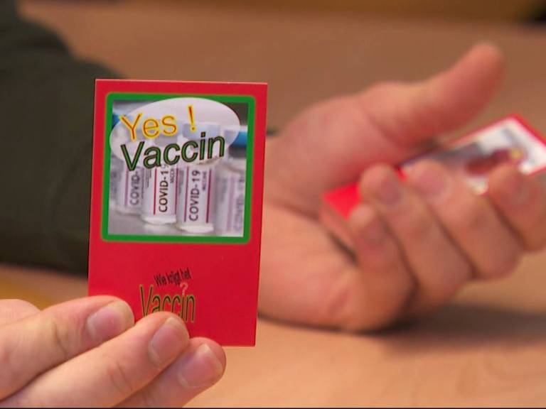 Zo werkt het kaartspel 'Wie krijgt het vaccin?'