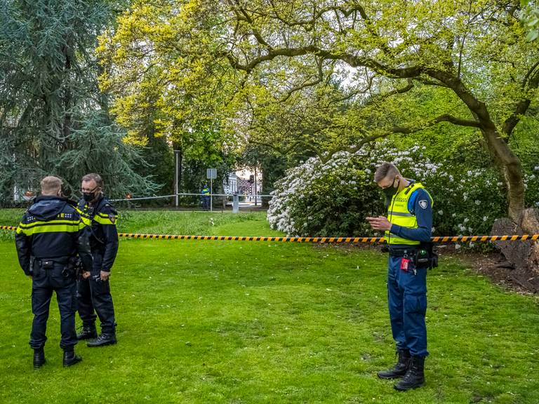 Wandelaar vindt dode in Wilhelminapark in Tilburg