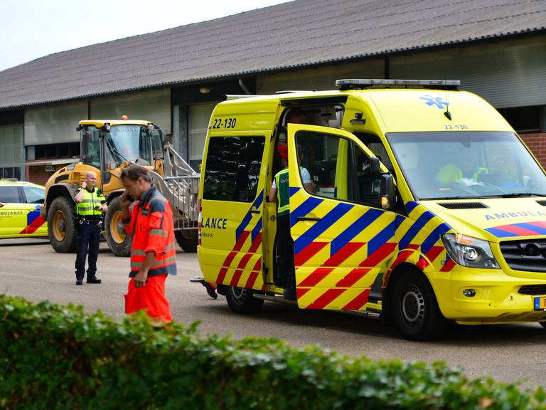 Man zwaargewond bij ongeluk op boerderij in Deurne