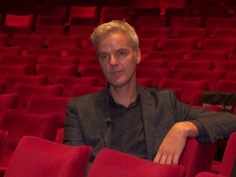 Directeur Rob van Steen is blij dat er weer leven in het Tilburgse theater komt. 