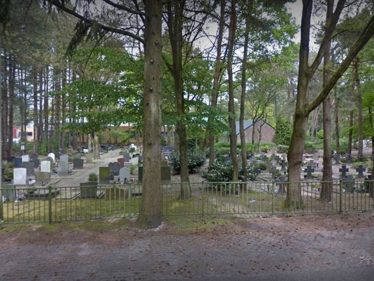 Op de begraafplaatsen in Bergen op Zoom wordt gezocht naar bommen uit de Tweede Wereldoorlog (Foto: Google Streetview)
