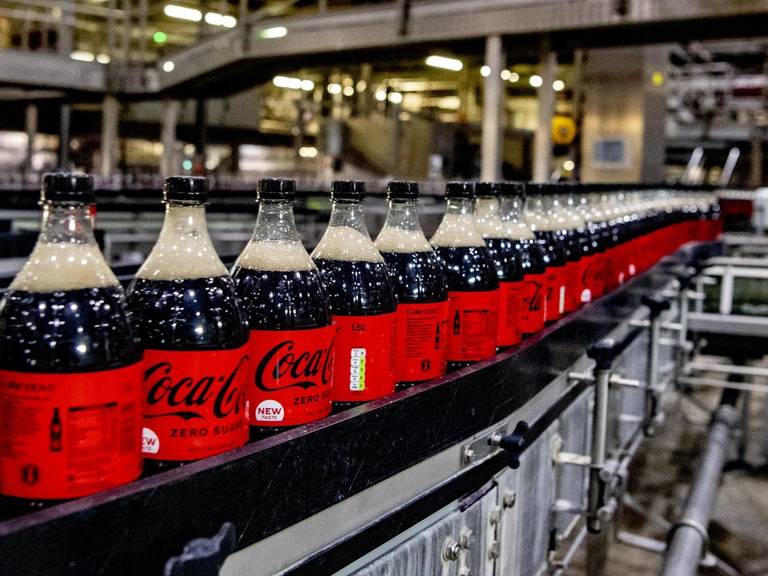 Per literfles cola heeft het bedrijf bijna anderhalve liter water nodig. 