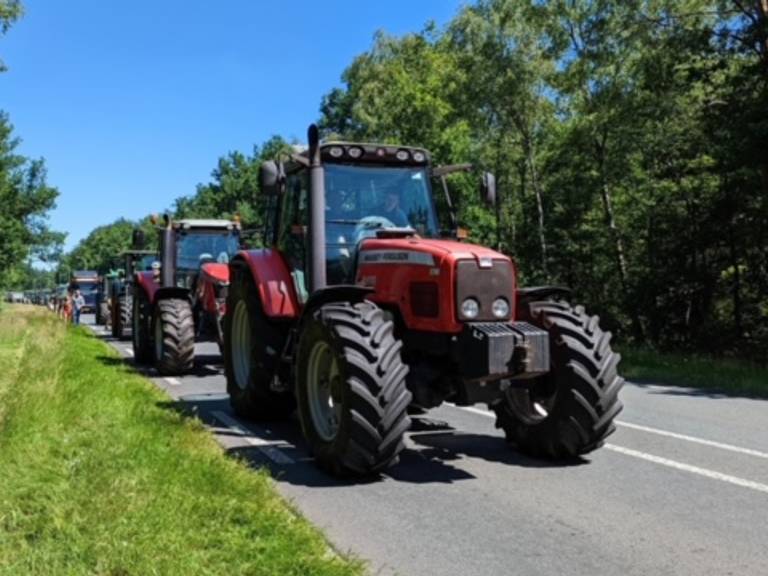 Boeren op weg naar het protest in Stroe (Foto: Arie Meijer)