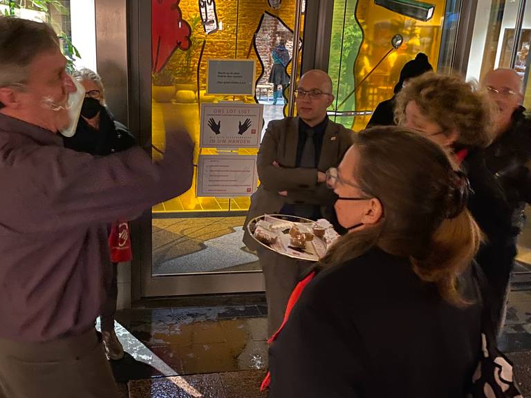 Boze omwonenden van Heesch-West delen koffie en cake uit aan de raadsleden (foto: Jan Peels) 