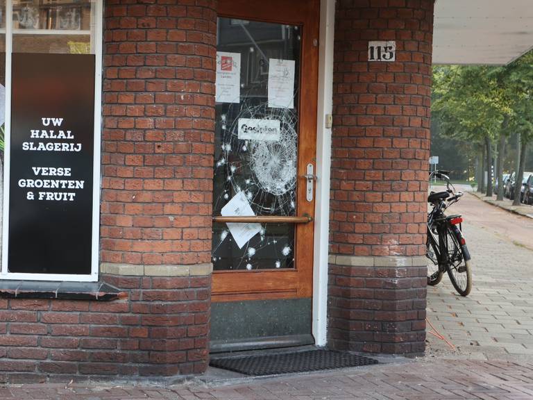 De beschadigde voordeur van de slagerij bij de eerste aanslag (foto: Bart Meesters).