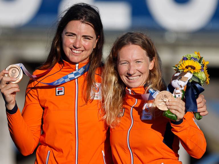 Annemiek Bekkering (rechts) met de bronzen olympische medaille (foto: EPA/CJ Gunther via ANP).
