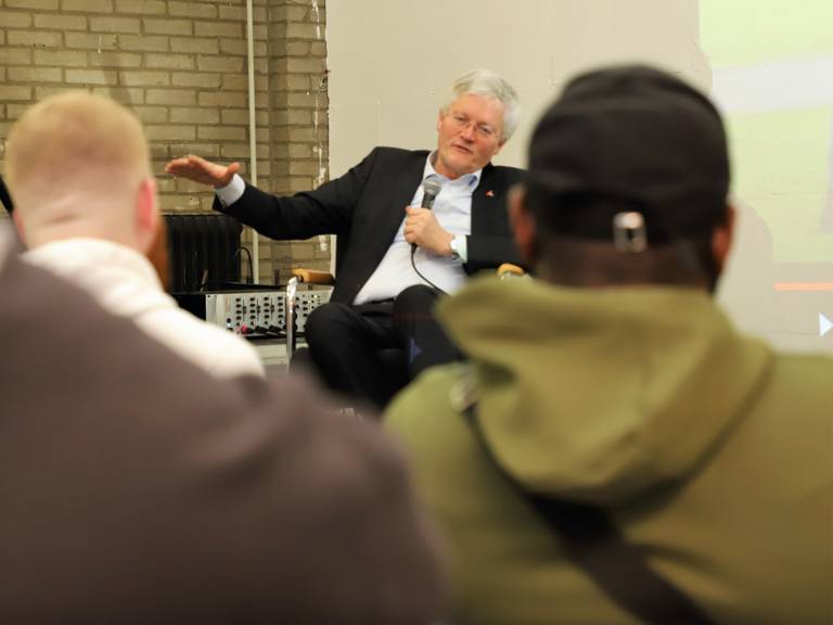 Burgemeester Theo Weterings praat jongeren bij over de verkiezingen (foto: Collin Beijk).