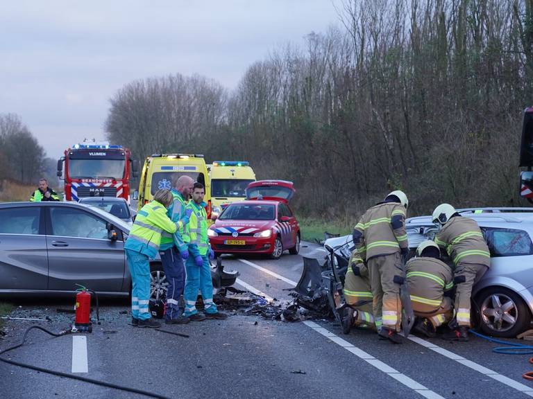 Ongeluk met drie auto's op Provincialeweg in Heusden, twee gewonden