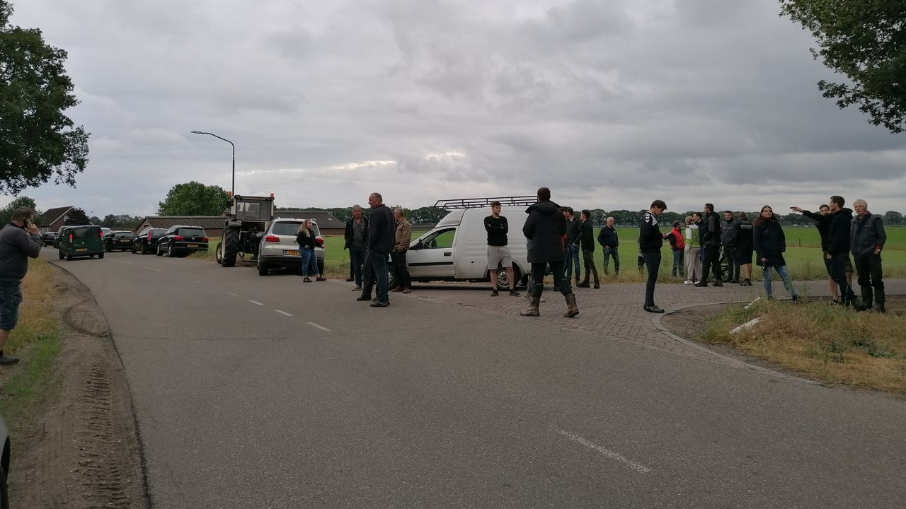 Omwonenden hebben de weg afgezet. (Foto: Ista van Galen)