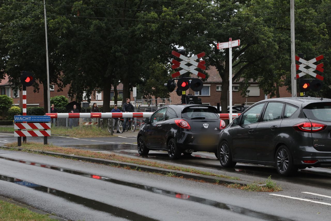 Het verkeer loopt op verschillende plekken in de stad vast (foto: Gabor Heeres/ SQ Vision)