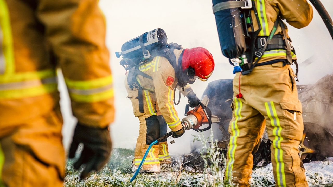 Verschillende brandweermannen hielpen het vuur te doven (foto: Sem van Rijssel SQVision).