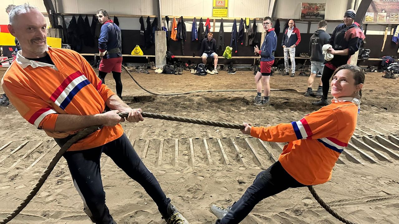 Touwtrekkers Jan Bartels en Gisela Kooremans hangen wat rond (foto: Leon Voskamp)