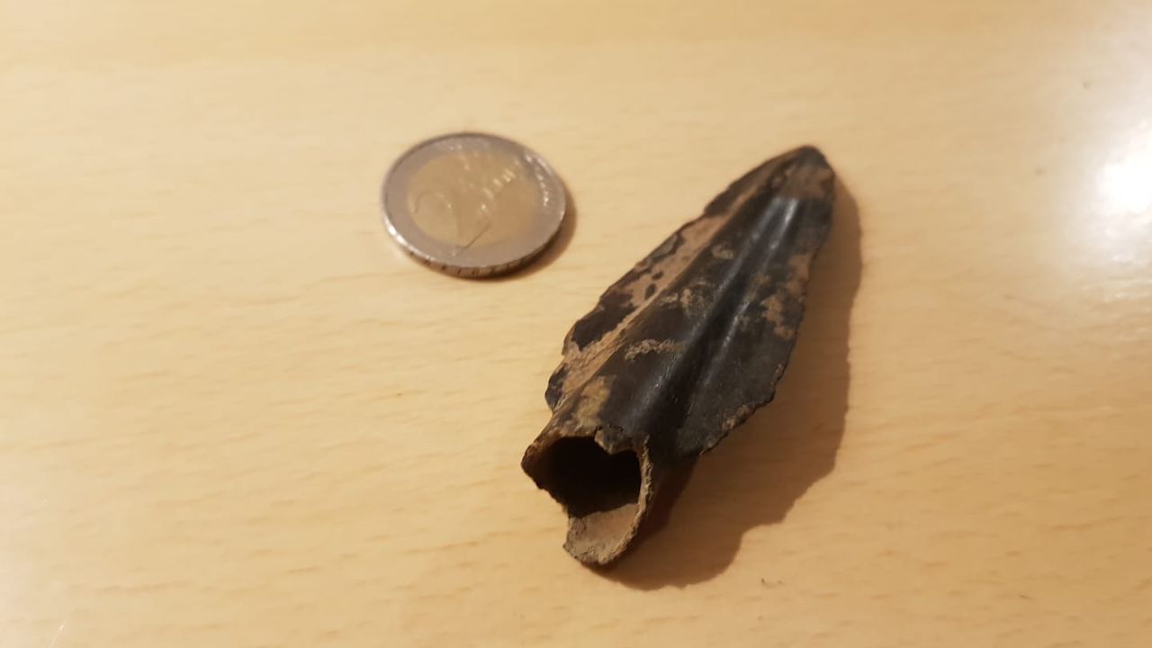 De speerpunt met 2 euro munt ter schaalvergelijking (Foto: Robert Staal)