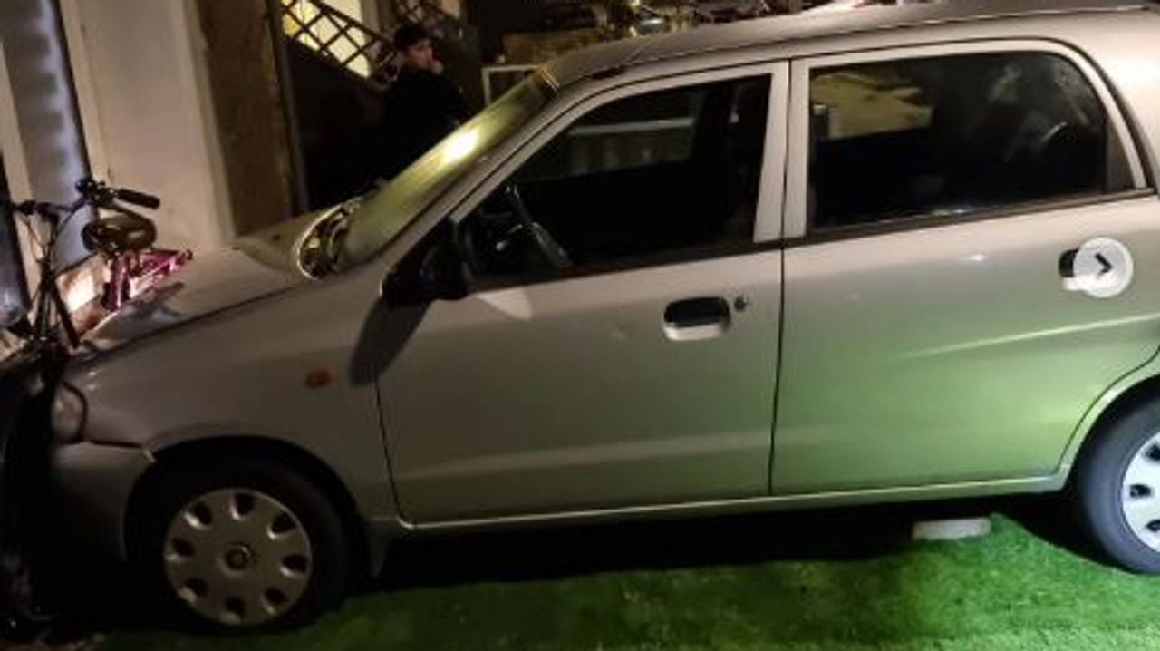 De auto botste tegen de gevel (foto: Instagram wijkagent Meierij).