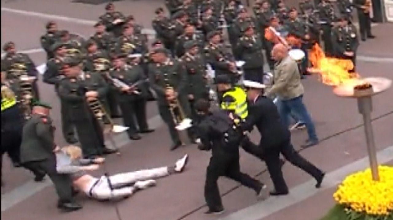 Marco Kroon (uiterst links in militair tenue) heeft de demonstrant al vast voor de veiligheidsmensen er zijn.