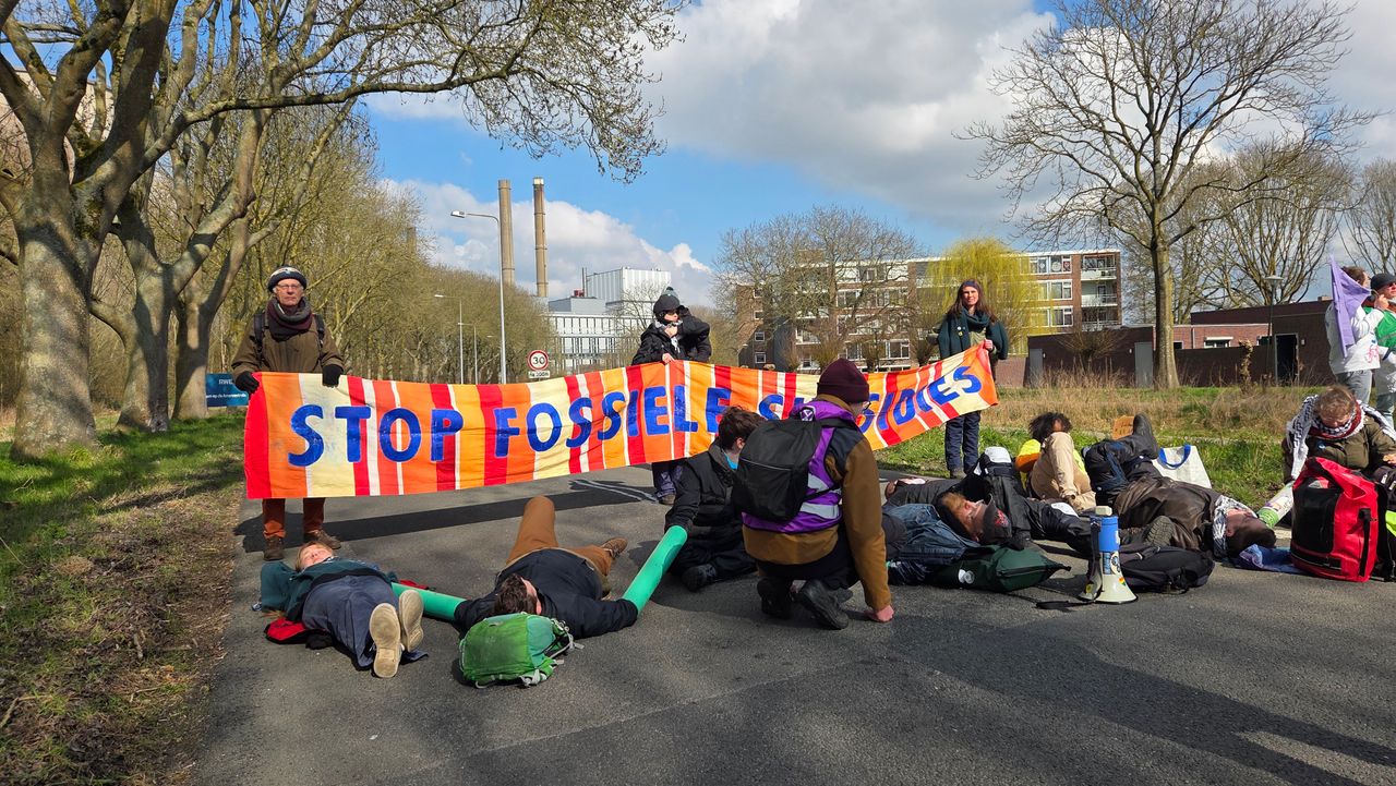 Activisten van Extinction Rebellion blokkeren de weg (foto: Noël van Hooft).