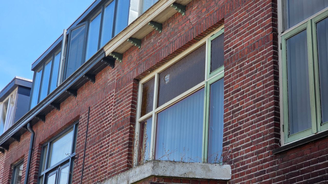 Eerder gingen al stenen door ruiten (foto: Noël van Hooft).