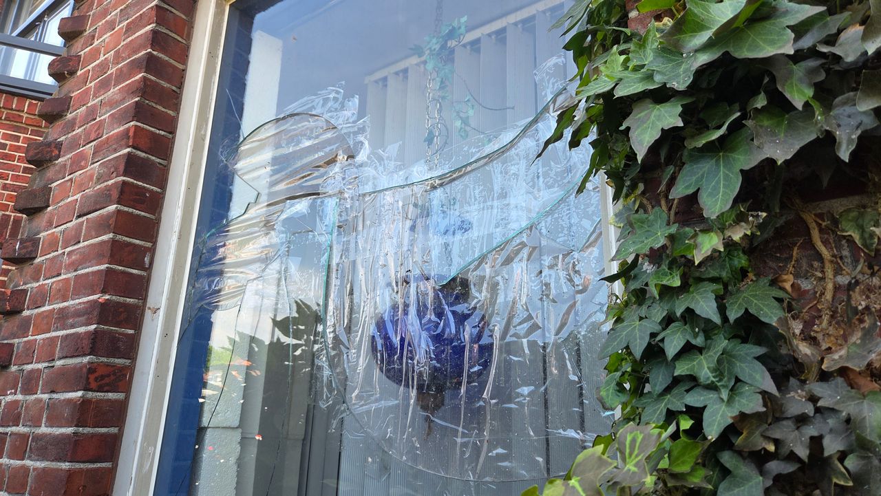 Eerder gingen al stenen door ruiten (foto: Noël van Hooft).